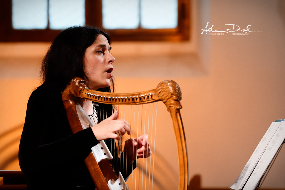 Hana Blakov hraje na harfu