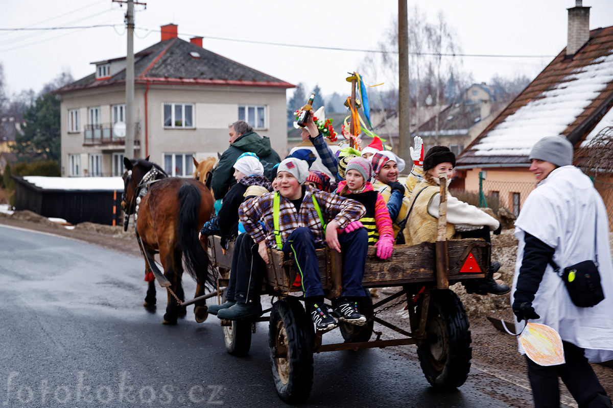 motorizovan masopustn povoz s dtima