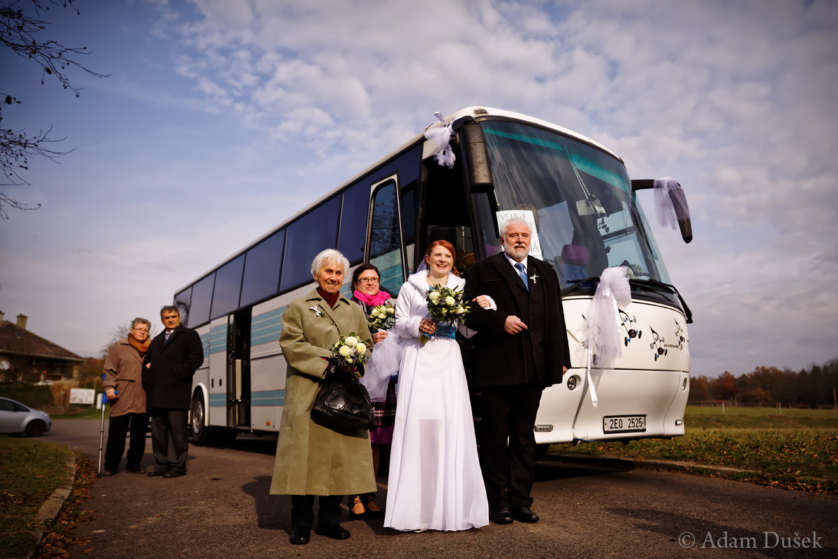 Na svatbu se jelo svatebnm autobusem